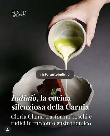 Un piatto con una salsa versata da una brocca di pietra, con il titolo: Indiniò, la cucina silenziosa della Carnia