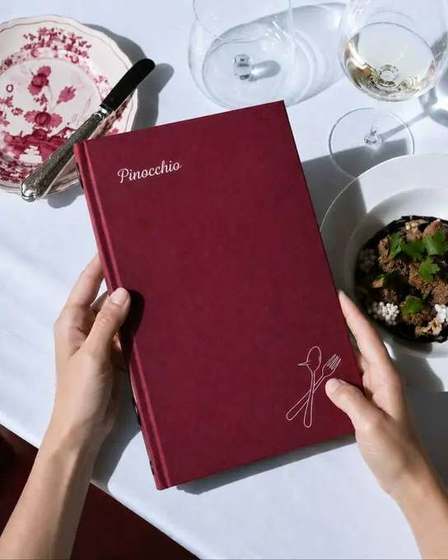 La copertina rossa effetto tessuto del menu del ristorante Pinocchio