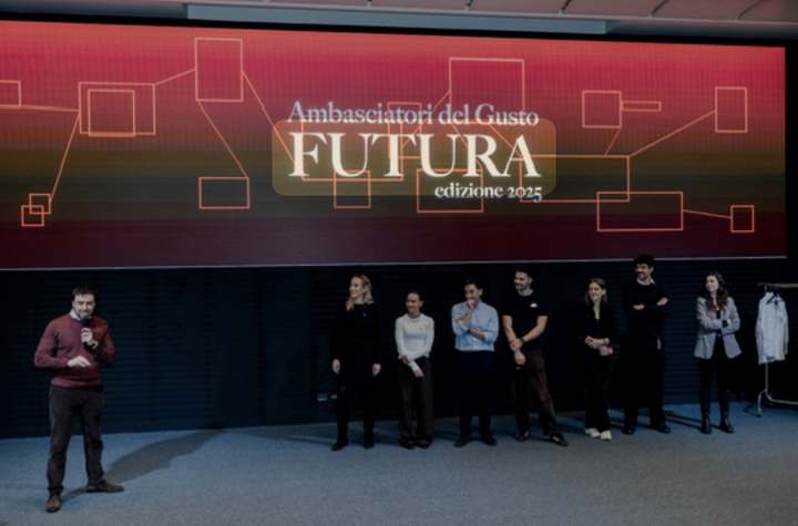 La squadra sul palco di Futura 2025, davanti allo schermo con il titolo dell'evento
