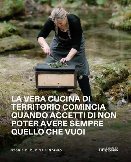 Gloria Clama trita erbe all'aperto vicino a un torrente, con il titolo: la vera cucina di territorio comincia quando accetti di non poter avere sempre quello che vuoi