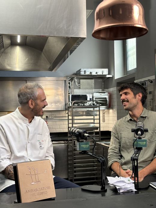Uno chef Ambasciatore del Gusto e il conduttore davanti ai microfoni TheFork Manager