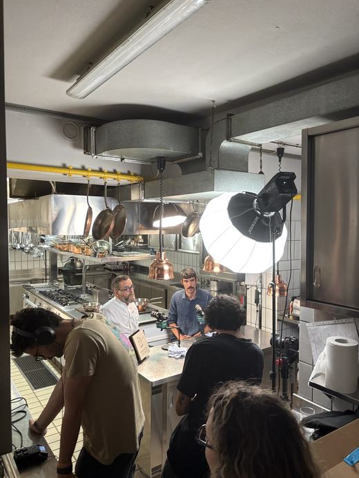 La troupe al lavoro in cucina: luci, microfoni e cuffie