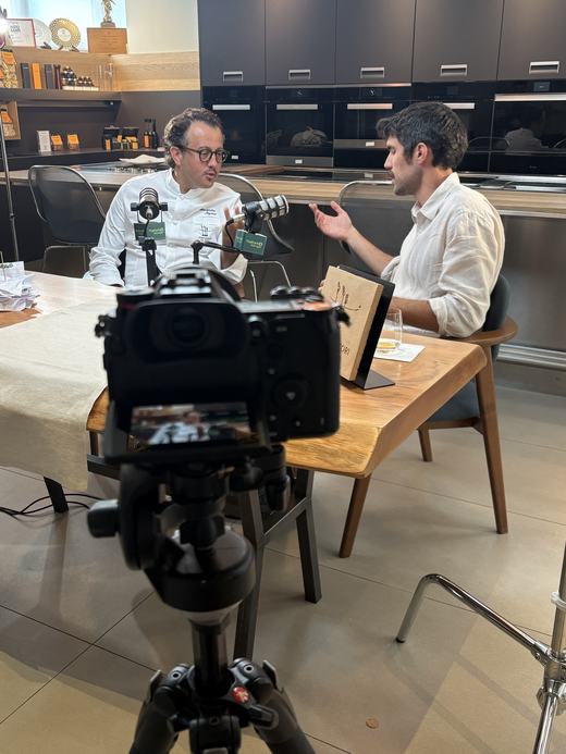La camera inquadra l'intervista con Alessandro Negrini