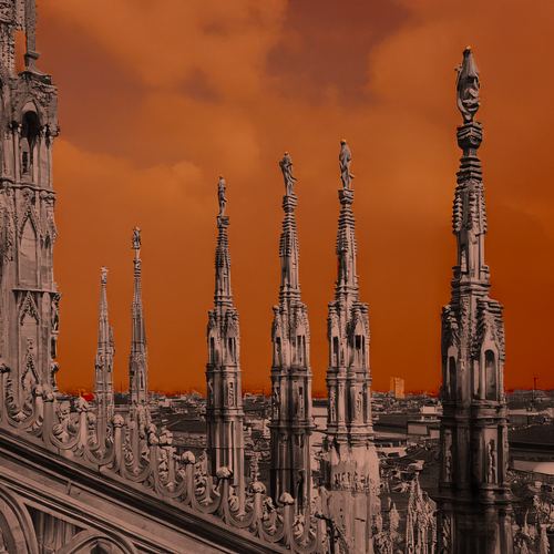 Le guglie del Duomo di Milano virate in ruggine