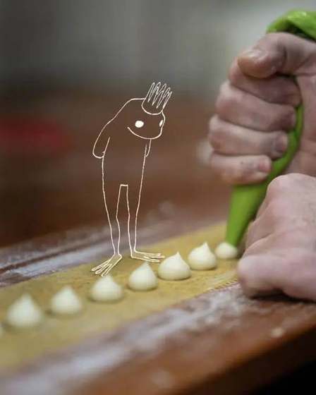 Una piccola rana con la corona, disegnata a mano, osserva chi riempie i ravioli
